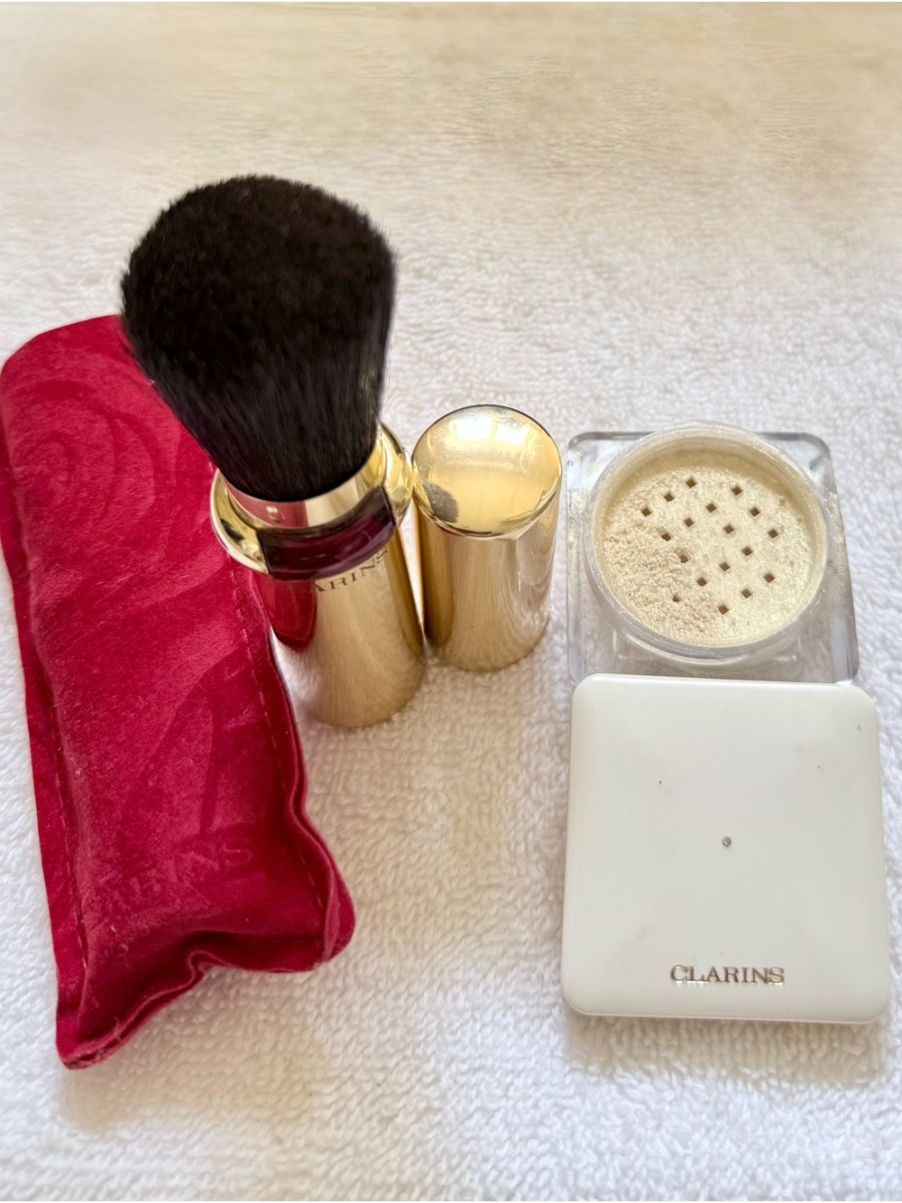 CLARINS: Highlighting Shimmer Powder and Adjustable Nat’l Bristle Travel Brush